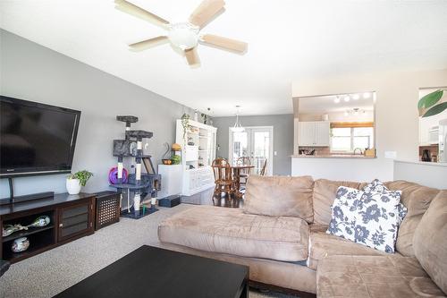 1310 Mary Court, Kelowna, BC - Indoor Photo Showing Living Room