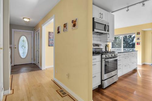 6212 Haker Place, Peachland, BC - Indoor Photo Showing Kitchen