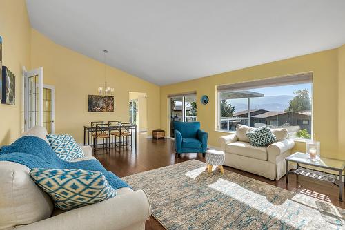 6212 Haker Place, Peachland, BC - Indoor Photo Showing Living Room