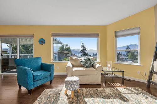 6212 Haker Place, Peachland, BC - Indoor Photo Showing Living Room