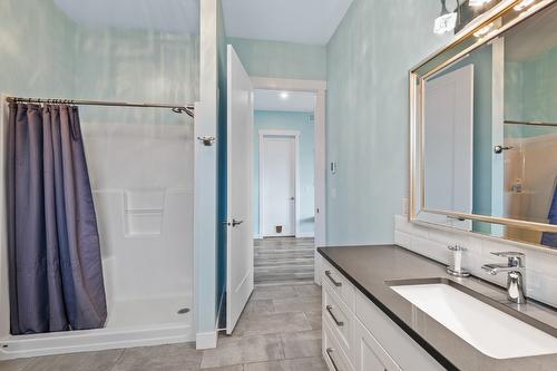 5048 Turtle Pond Place, Vernon, BC - Indoor Photo Showing Bathroom