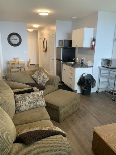 5048 Turtle Pond Place, Vernon, BC - Indoor Photo Showing Living Room