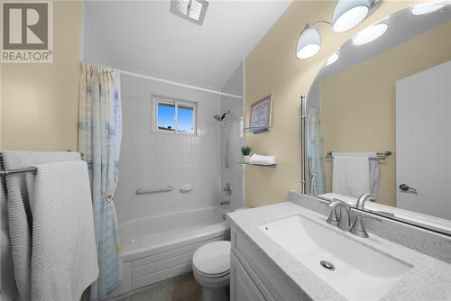 38 Berkley Court, Sudbury, ON - Indoor Photo Showing Bathroom