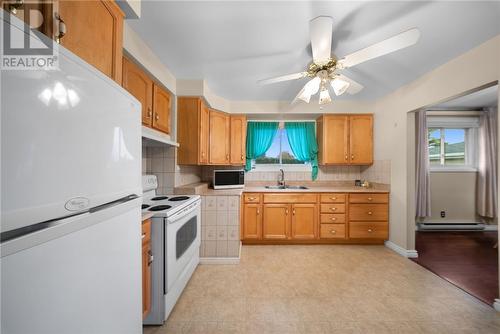 38 Berkley Court, Sudbury, ON - Indoor Photo Showing Kitchen With Double Sink