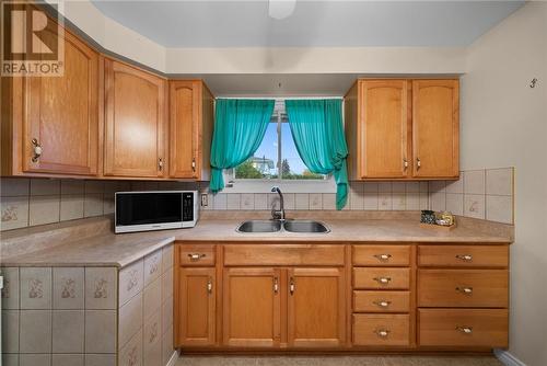 38 Berkley Court, Sudbury, ON - Indoor Photo Showing Kitchen With Double Sink