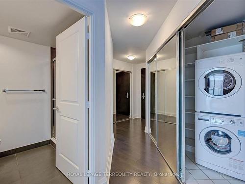 902-65 St. Mary St, Toronto, ON - Indoor Photo Showing Laundry Room