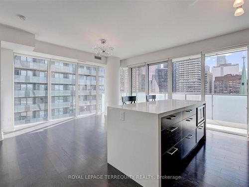 902-65 St. Mary St, Toronto, ON - Indoor Photo Showing Kitchen