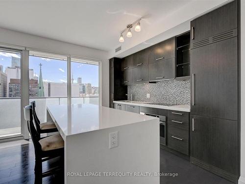 902-65 St. Mary St, Toronto, ON - Indoor Photo Showing Kitchen With Upgraded Kitchen