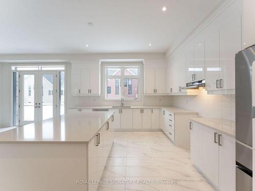 9 Mayflower Gdns, Adjala-Tosorontio, ON - Indoor Photo Showing Kitchen With Upgraded Kitchen