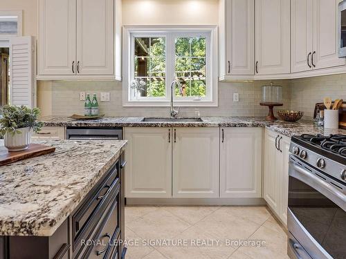 12 Coakwell Dr, Markham, ON - Indoor Photo Showing Kitchen With Upgraded Kitchen