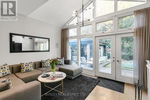 68 Sutherland Drive, Toronto, ON - Indoor Photo Showing Living Room