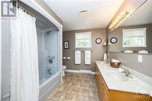 Family sized 5 piece bathroom - 3303 Drummond Conc 9A Township, Balderson, ON - Indoor Photo Showing Bathroom