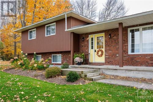 Charming covered front porch - 3303 Drummond Conc 9A Township, Balderson, ON - Outdoor