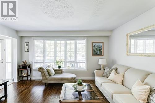 14 Manvers Drive, Kawartha Lakes, ON - Indoor Photo Showing Living Room