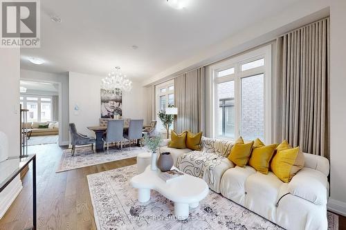 73 Fruitful Crescent, Whitby, ON - Indoor Photo Showing Living Room