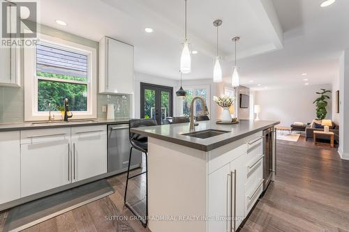 29 Marsh Harbour, Aurora, ON - Indoor Photo Showing Kitchen With Upgraded Kitchen