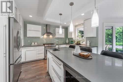 29 Marsh Harbour, Aurora, ON - Indoor Photo Showing Kitchen With Upgraded Kitchen