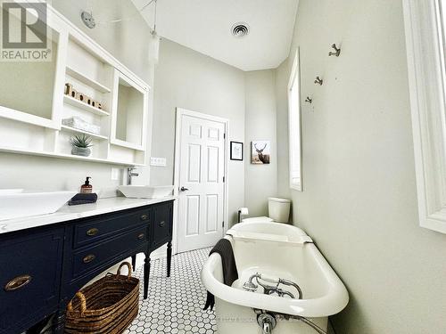 127 Maskinonge Road, Tay, ON - Indoor Photo Showing Bathroom