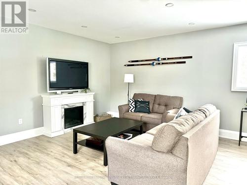 127 Maskinonge Road, Tay, ON - Indoor Photo Showing Living Room