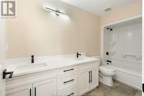 2576 Mayfair, Lasalle, ON - Indoor Photo Showing Bathroom