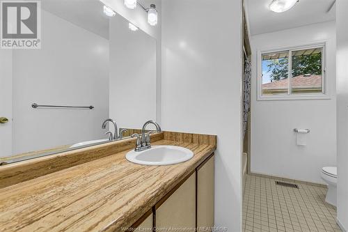 1605 Southdale, Windsor, ON - Indoor Photo Showing Bathroom