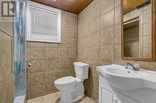 1605 Southdale, Windsor, ON - Indoor Photo Showing Bathroom