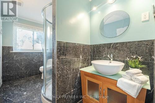 164 Avondale Boulevard, Brampton, ON - Indoor Photo Showing Bathroom