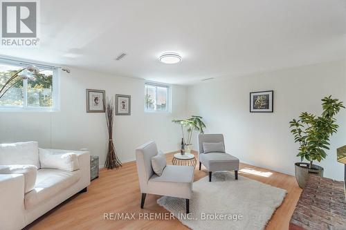 164 Avondale Boulevard, Brampton, ON - Indoor Photo Showing Living Room