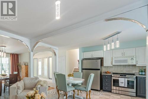 164 Avondale Boulevard, Brampton, ON - Indoor Photo Showing Kitchen With Stainless Steel Kitchen