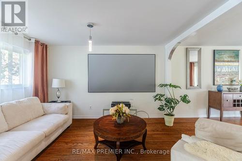 164 Avondale Boulevard, Brampton, ON - Indoor Photo Showing Living Room