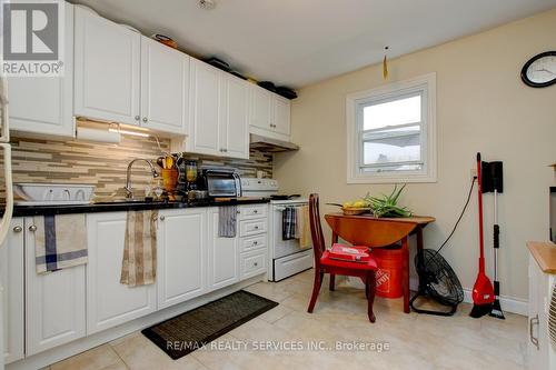 8 Heatherside Court, Brampton, ON - Indoor Photo Showing Kitchen