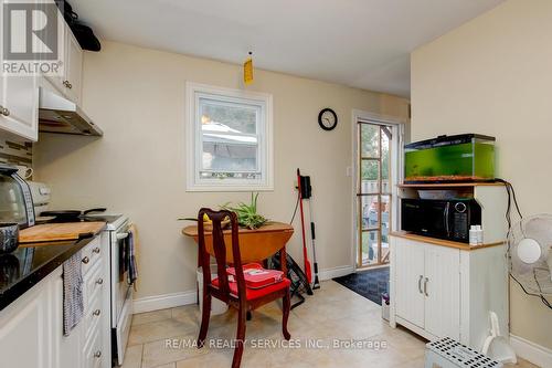 8 Heatherside Court, Brampton, ON - Indoor Photo Showing Kitchen