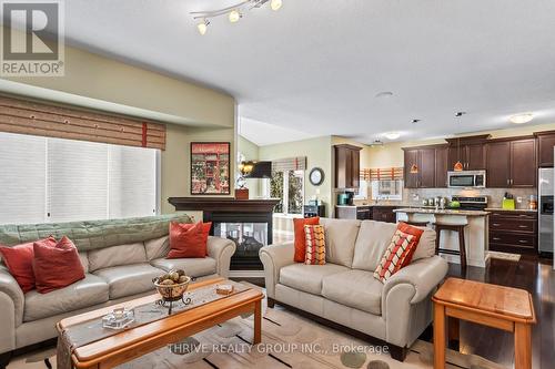 877 Teakwood Lane, London, ON - Indoor Photo Showing Living Room