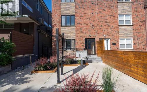 4 - 62 Lippincott Street, Toronto, ON - Outdoor