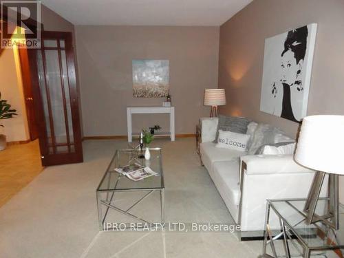 694 Amaretto Avenue, Pickering, ON - Indoor Photo Showing Living Room