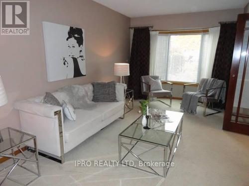 694 Amaretto Avenue, Pickering, ON - Indoor Photo Showing Living Room