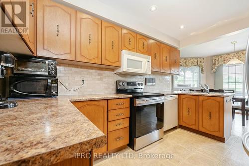 694 Amaretto Avenue, Pickering, ON - Indoor Photo Showing Kitchen