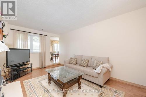 694 Amaretto Avenue, Pickering, ON - Indoor Photo Showing Living Room