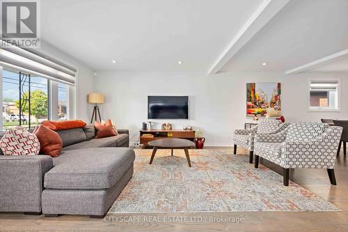 39 Bentworth Avenue, Toronto, ON - Indoor Photo Showing Living Room