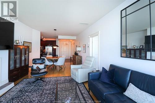 1225 Riverside Unit# 605, Windsor, ON - Indoor Photo Showing Living Room