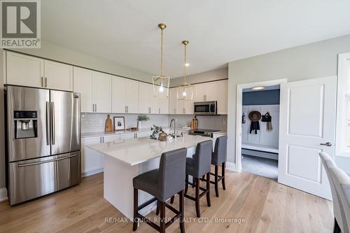 120 Highlands Boulevard, Cavan Monaghan, ON - Indoor Photo Showing Kitchen With Upgraded Kitchen