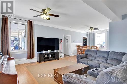 30 King Street, North Dundas, ON - Indoor Photo Showing Living Room