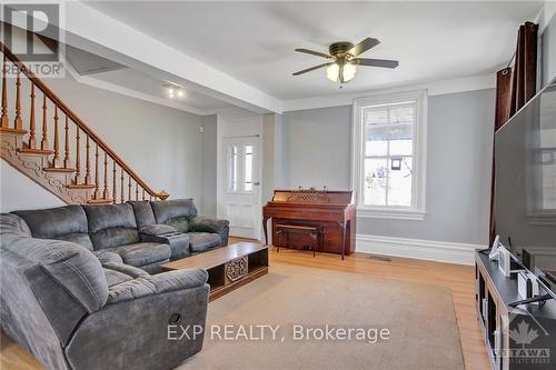 30 King Street, North Dundas, ON - Indoor Photo Showing Living Room