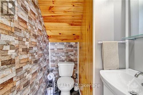 30 King Street, North Dundas, ON - Indoor Photo Showing Bathroom