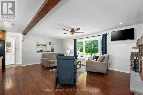 1076 Sandringham Road, Kawartha Lakes, ON - Indoor Photo Showing Living Room