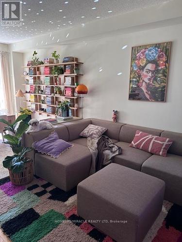 Upper - 868 Oasis Drive N, Mississauga, ON - Indoor Photo Showing Living Room