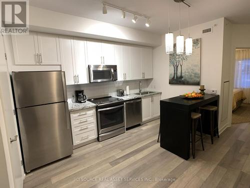 405 - 40 Horseshoe Boulevard, Oro-Medonte, ON - Indoor Photo Showing Kitchen With Stainless Steel Kitchen