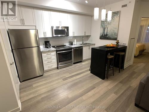 405 - 40 Horseshoe Boulevard, Oro-Medonte, ON - Indoor Photo Showing Kitchen With Stainless Steel Kitchen