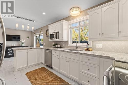 1544 Heatherglen Drive, Tecumseh, ON - Indoor Photo Showing Kitchen