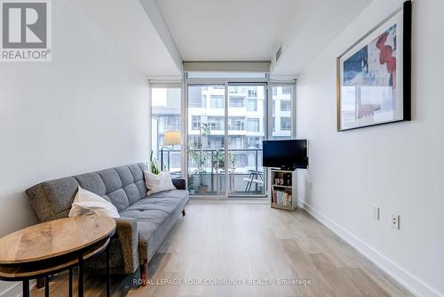 1516 - 27 Bathurst Street W, Toronto, ON - Indoor Photo Showing Living Room